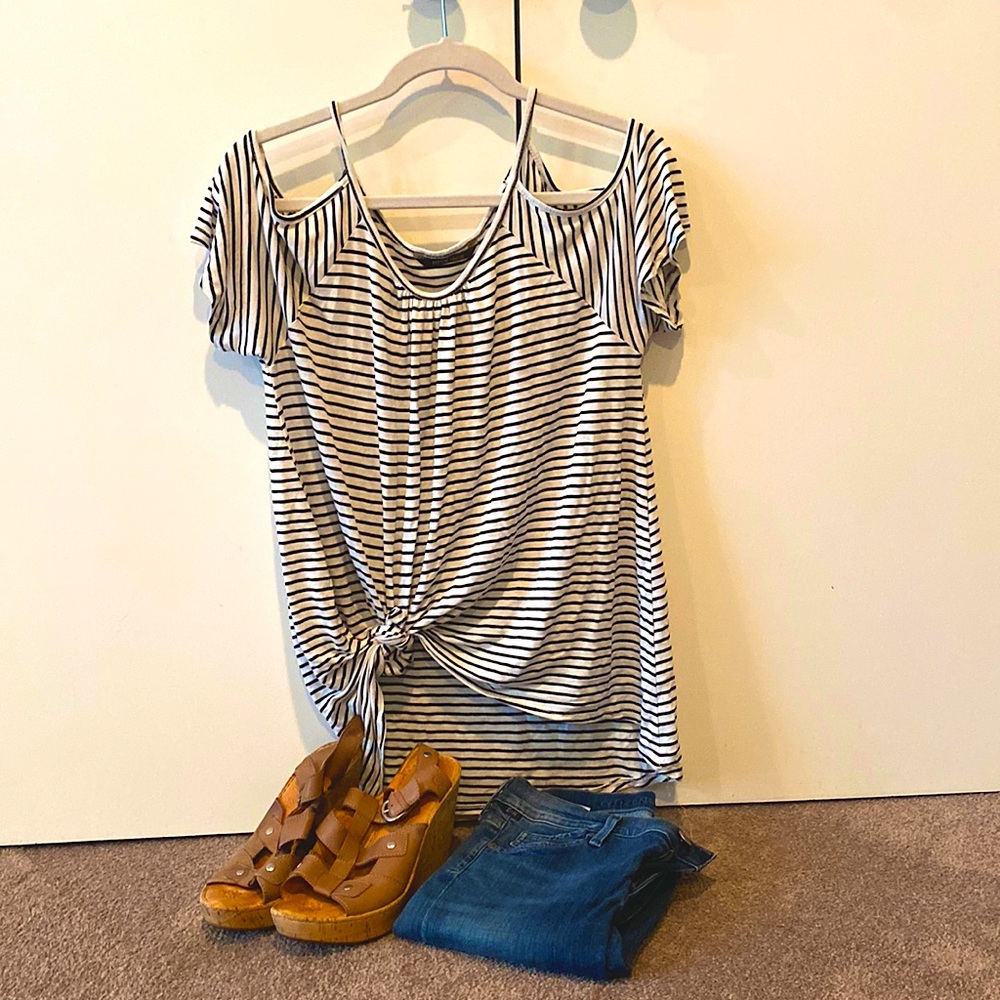 Peyton Jensen size medium peep shoulder top